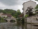 Pont et maison à galerie (au fond à gauche)