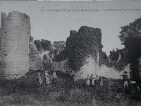 Le château au début du 20è siècle  Cette vue historique de la forteresse a été immortalisée par Adeline Boutain, une célèbre photographe et éditrice basée à Croix-de-Vie (aujourd'hui Saint-Gilles-Croix-de-Vie). Elle a longuement documenté le patrimoine architectural et les scènes de la vie quotidienne de la région littorale