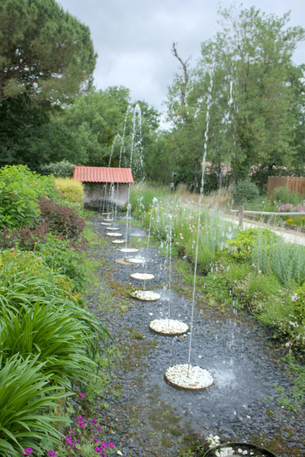 Bassin animé à l'entrée du site