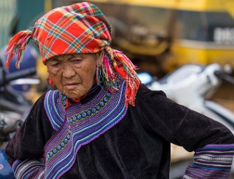  Femme Hmong noir