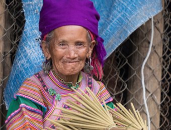  Femme Hmong fleur