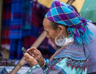  Femme Hmong Bleu